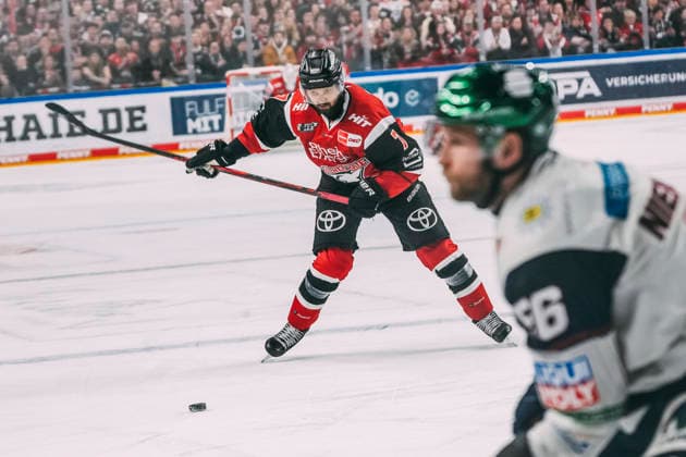 10.04.2026, xjmrgnx, Eishockey Penny DEL 1 2 Finale, Koelner Haie - Eisbären Berlin v.l. Schussversuch von Oliwer Kaski (7, Koelner Haie) (DFL DFB REGULATIONS PROHIBIT ANY USE OF PHOTOGRAPHS as IMAGE SEQUENCES and or QUASI-VIDEO) Koeln *** 10 04 2026, xjmrgnx, Eishockey Penny DEL 1 2 Finale, Koelner Haie Eisbären Berlin v l Schussversuch von Oliwer Kaski 7, Koelner Haie DFL DFB REGULATIONS PROHIBIT ANY USE OF PHOTOGRAPHS as IMAGE SEQUENCES and or QUASI VIDEO Koeln