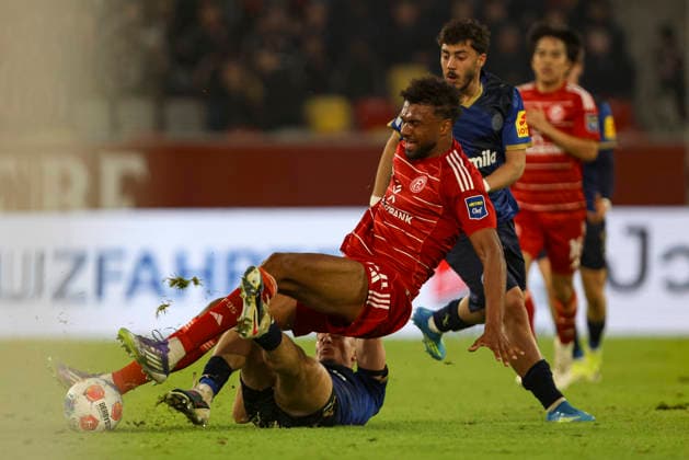 Adrian Kapralik (Holstein Kiel) und Elias Egouli (Fortuna Düsseldorf) im Zweikampf waehrend des Spiels der 2. Bundesliga zwischen Fortuna Düsseldorf und Holstein Kiel, Merkur Spiel-Arena am 10. April 2026 in Düsseldorf, Deutschland. (Foto von Oliver Kaelke DeFodi Images) +++ Adrian Kapralik (Holstein Kiel) und Elias Egouli (Fortuna Düsseldorf) battle for the ball during the 2. Bundesliga match between Fortuna Düsseldorf and Holstein Kiel at Merkur Spiel-Arena on April 10, 2026 in Düsseldorf, Germany. (Photo by Oliver Kaelke DeFodi Images) (Photo by Oliver Kaelke DeFodi Images) - *** Adrian Kapralik Holstein Kiel and Elias Egouli Fortuna Düsseldorf in a duel during the 2 Bundesliga match between Fortuna Düsseldorf and Holstein Kiel, Merkur Spiel Arena on April 10, 2026 in Düsseldorf, Germany, Germany Photo by Oliver Kaelke DeFodi Images Adrian Kapralik Holstein Kiel and Elias Egouli Fortuna Düsseldorf battle for the ball during the 2 Bundesliga match between Fortuna Düsseldorf and Holstein Kiel at Merkur Spiel Arena on April 10, 2026 in Düsseldorf, Germany Photo by Oliver Kaelke DeFodi Images Photo by Oliver Kaelke DeFodi Images