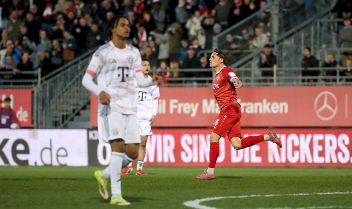 10.04.2026, xfsx, Herren, Fussball, Saison 2025 2026, Regionalliga Bayern, 28. Spieltag: FC Wuerzburger Kickers - FC Bayern Muenchen II v.li.: Martin Thomann (FC Wuerzburger Kickers) mit Torjubel, celebrate the goal, goal celebration, Jubel ueber das Tor zum 1:1 Wuerzburg AKON ARENA Bayern Deutschland *** 10 04 2026, xfsx, Herren, Fußball, Saison 2025 2026, Regionalliga Bayern, 28 Spieltag FC Wuerzburger Kickers FC Bayern Muenchen II v li Martin Thomann FC Wuerzburger Kickers mit Torjubel, celebrate the goal, goal celebration, Jubel über das Tor zum 1 1 Wuerzburg AKON ARENA Bayern Deutschland
