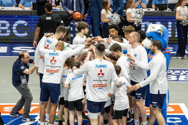 GER, easy-Credit Basketball-Bundesliga, Syntainics MBC - Veolia Towers Hamburg. 10.04.2026, Stadthalle, Weißenfels, GER, easy-Credit Basketball-Bundesliga, Syntainics MBC - Veolia Towers Hamburg. Schulterschluss beim Syntainics MBC Â Foto Alexander Trienitz Weißenfels Stadthalle Sachsen-Anhalt Deutschland