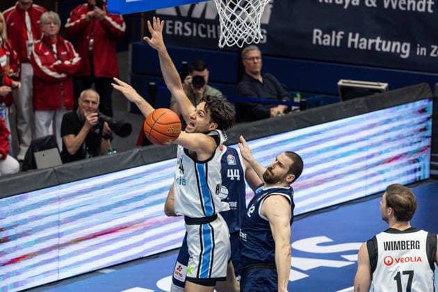 GER, easy-Credit Basketball-Bundesliga, Syntainics MBC - Veolia Towers Hamburg. 10.04.2026, Stadthalle, Weißenfels, GER, easy-Credit Basketball-Bundesliga, Syntainics MBC - Veolia Towers Hamburg. Benedikt Turudic (Veolia Towers Hamburg, 44) verliert den Ball Â Foto Alexander Trienitz Weißenfels Stadthalle Sachsen-Anhalt Deutschland