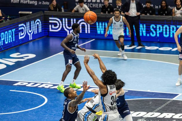 GER, easy-Credit Basketball-Bundesliga, Syntainics MBC - Veolia Towers Hamburg. 10.04.2026, Stadthalle, Weißenfels, GER, easy-Credit Basketball-Bundesliga, Syntainics MBC - Veolia Towers Hamburg. Ross Williams (Veolia Towers Hamburg, 34) Â Foto Alexander Trienitz Weißenfels Stadthalle Sachsen-Anhalt Deutschland