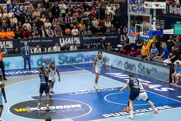 GER, easy-Credit Basketball-Bundesliga, Syntainics MBC - Veolia Towers Hamburg. 10.04.2026, Stadthalle, Weißenfels, GER, easy-Credit Basketball-Bundesliga, Syntainics MBC - Veolia Towers Hamburg. Charles Callison (Syntainics MBC, 23) bei einem Freiwurf Â Foto Alexander Trienitz Weißenfels Stadthalle Sachsen-Anhalt Deutschland