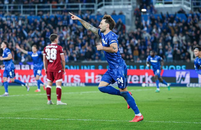 Deutschland: Karlsruher SC vs. Arminia Bielefeld, 2. Bundesliga, 29. Spieltag, Saison 2025 26, BBBank Wildpark (Karlsruhe): Jubel nach 3:1 von Fabian Schleusener, (Karlsruher SC, 24) Karlsruhe BBBank Wildpark Baden-Württemberg Deutschland *** Germany Karlsruher SC vs Arminia Bielefeld, 2 Bundesliga, matchday 29, season 2025 26, BBBank Wildpark Karlsruhe cheering after 3 1 by Fabian Schleusener, Karlsruher SC, 24 Karlsruhe BBBank Wildpark Baden Württemberg Germany Copyright: xBenedictxChristx