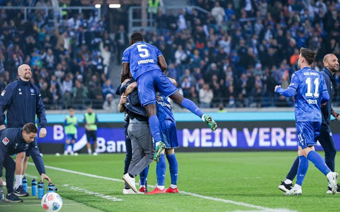 Deutschland: Karlsruher SC vs. Arminia Bielefeld, 2. Bundesliga, 29. Spieltag, Saison 2025 26, BBBank Wildpark (Karlsruhe): Jubel nach 3:1 von Fabian Schleusener, (Karlsruher SC, 24), Christian Eichner (Trainer, Karlsruher SC), Marvin Wanitzek, (Karlsruher SC, 10), Stephan Ambrosius, (Karlsruher SC, 5), Philipp Förster Philipp Foerster, (Karlsruher SC, 11) Karlsruhe BBBank Wildpark Baden-Württemberg Deutschland *** Germany Karlsruher SC vs Arminia Bielefeld, 2 Bundesliga, Matchday 29, Season 2025 26, BBBank Wildpark Karlsruhe cheering after 3 1 by Fabian Schleusener, Karlsruher SC, 24 , Christian Eichner coach, Karlsruher SC , Marvin Wanitzek, Karlsruher SC, 10 , Stephan Ambrosius, Karlsruher SC, 5 , Philipp Förster Philipp Foerster, Karlsruher SC, 11 Karlsruhe BBBank Wildpark Baden Württemberg Germany Copyright: xBenedictxChristx