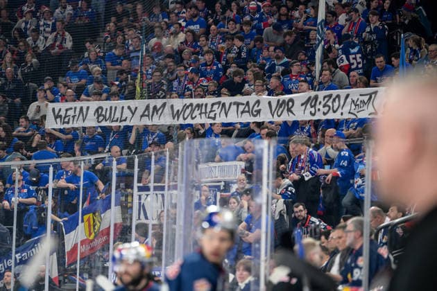 Eishockey, DEL, 20260410, EHC Red Bull München - Adler Mannheim. Im Bild Banner Fans Mannheim. München SAP Garden Bayern Deutschland *** Ice Hockey, DEL, 20260410, EHC Red Bull Munich Adler Mannheim In the picture Banner Fans Mannheim Munich SAP Garden Bayern Germany Copyright: Passion2Press MarkusxFischerx
