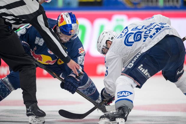 Eishockey, DEL, 20260410, EHC Red Bull München - Adler Mannheim. Im Bild v.l. Patrick HAGER (München, 52), Marc MICHAELIS (Mannheim, 65). München SAP Garden Bayern Deutschland *** Ice Hockey, DEL, 20260410, EHC Red Bull Munich Adler Mannheim Pictured from l Patrick HAGER Munich, 52 , Marc MICHAELIS Mannheim, 65 Munich SAP Garden Bayern Germany Copyright: Passion2Press MarkusxFischerx
