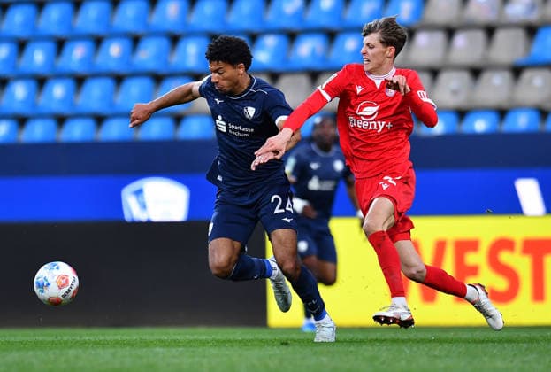 Fußball Herren Regionalliga West Saison 2025 2026 29. Spieltag: VfL Bochum U21, U 21 - Wuppertaler SV am 10.04.2026 im Vonovia Ruhrstadion in Bochum Jonathan Akaegbobi ( VfL Bochum U21 ), links - Levin Müller ( Wuppertaler SV ), rechts Nordrhein-Westfalen Deutschland *** Soccer Men Regionalliga West Season 2025 2026 29 Matchday VfL Bochum U21 Wuppertaler SV on 10 04 2026 at Vonovia Ruhrstadion in Bochum Jonathan Akaegbobi VfL Bochum U21 , left Levin Müller Wuppertaler SV , right Nordrhein Westfalen Germany