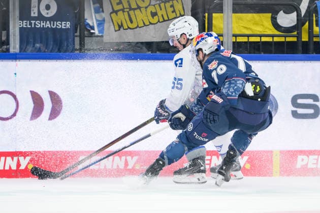 Eishockey, DEL, 20260410, EHC Red Bull München - Adler Mannheim. Im Bild v.l. Marc MICHAELIS (Mannheim, 65), Maximilian DAUBNER (München, 70). München SAP Garden Bayern Deutschland *** Ice Hockey, DEL, 20260410, EHC Red Bull Munich Adler Mannheim Pictured from l Marc MICHAELIS Mannheim, 65 , Maximilian DAUBNER Munich, 70 Munich SAP Garden Bayern Germany Copyright: Passion2Press MarkusxFischerx