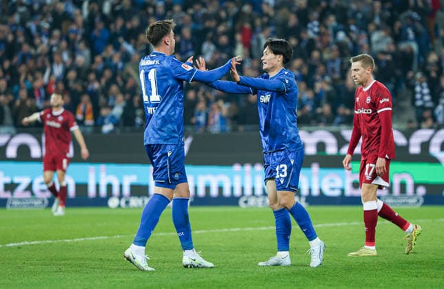 Deutschland: Karlsruher SC vs. Arminia Bielefeld, 2. Bundesliga, 29. Spieltag, Saison 2025 26, BBBank Wildpark (Karlsruhe): Shio Fukuda, (Karlsruher SC, 13) nach seinem Treffer zum 4:1, Philipp Förster Philipp Foerster, (Karlsruher SC, 11) Karlsruhe BBBank Wildpark Baden-Württemberg Deutschland *** Germany Karlsruher SC vs Arminia Bielefeld, 2 Bundesliga, Matchday 29, Season 2025 26, BBBank Wildpark Karlsruhe Shio Fukuda, Karlsruher SC, 13 after his goal for 4 1, Philipp Förster Philipp Foerster, Karlsruher SC, 11 Karlsruhe BBBank Wildpark Baden Württemberg Germany Copyright: xBenedictxChristx
