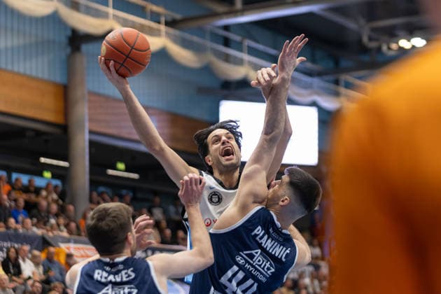 Spencer Reaves (MBC, 31), Benedikt Turudic (Hamburg, 44), Jure Planinic (MBC, 44), Syntainics MBC vs. Veolia Towers Hamburg, Basketball, 1. Bundesliga, Maenner, 29. Spieltag, Saison 2025 26, 10.04.2026. Weißenfels Stadthalle Sachsen-Anhalt Deutschland