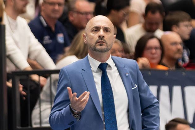 Milenko Bogicevic (MBC, Head Coach), Syntainics MBC vs. Veolia Towers Hamburg, Basketball, 1. Bundesliga, Maenner, 29. Spieltag, Saison 2025 26, 10.04.2026. Weißenfels Stadthalle Sachsen-Anhalt Deutschland