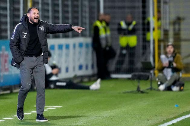 Jermaine Jones (Trainer, Cheftrainer, Schweinfurt), gibt Anweisungen, gestikuliert, mit den Armen gestikulieren, Freisteller, Ganzkörper, Einzelbild, Einzelfoto, Aktion, Action, am Spielfeldrand, an der Seitenauslinie, 10.04.2026, Sinsheim (Deutschland), Fussball, 3. Liga, TSG 1899 Hoffenheim II - 1. FC Schweinfurt 05, DFB DFL REGULATIONS PROHIBIT ANY USE OF PHOTOGRAPHS AS IMAGE SEQUENCES AND OR QUASI-VIDEO. *** Jermaine Jones Coach, Head Coach, Schweinfurt , gives instructions, gestures, gesticulates with arms, cropped, full body, single image, single photo, action, action, on the sidelines, 10 04 2026, Sinsheim Germany , Soccer, 3 Liga, TSG 1899 Hoffenheim II 1 FC Schweinfurt 05, DFB DFL REGULATIONS PROHIBIT ANY USE OF PHOTOGRAPHS AS IMAGE SEQUENCES AND OR QUASI VIDEO xozx
