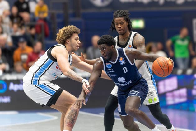Zacharie Perrin (Hamburg, 52), Khyri Thomas (MBC, 0), Leonard Thorpe Jr. (Hamburg, 2), Syntainics MBC vs. Veolia Towers Hamburg, Basketball, 1. Bundesliga, Maenner, 29. Spieltag, Saison 2025 26, 10.04.2026. Weißenfels Stadthalle Sachsen-Anhalt Deutschland
