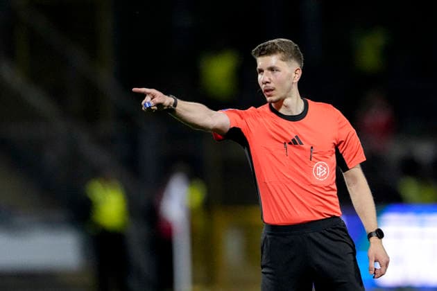 Felix Wagner (Schiedsrichter), gibt Anweisungen, gestikuliert, mit den Armen gestikulieren, Einzelbild, Einzelfoto, Aktion, Action, 10.04.2026, Sinsheim (Deutschland), Fussball, 3. Liga, TSG 1899 Hoffenheim II - 1. FC Schweinfurt 05, DFB DFL REGULATIONS PROHIBIT ANY USE OF PHOTOGRAPHS AS IMAGE SEQUENCES AND OR QUASI-VIDEO. *** Felix Wagner referee , gives instructions, gestures, gesticulates with arms, single image, single photo, action, action, 10 04 2026, Sinsheim Germany , Soccer, 3 Liga, TSG 1899 Hoffenheim II 1 FC Schweinfurt 05, DFB DFL REGULATIONS PROHIBIT ANY USE OF PHOTOGRAPHS AS IMAGE SEQUENCES AND OR QUASI VIDEO xozx