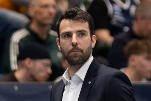 Benka Barloschky (Hamburg, Haed-Coach), Syntainics MBC vs. Veolia Towers Hamburg, Basketball, 1. Bundesliga, Maenner, 29. Spieltag, Saison 2025 26, 10.04.2026. Weißenfels Stadthalle Sachsen-Anhalt Deutschland