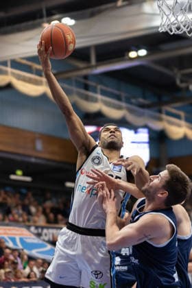 Kenneth Ogbe (Hamburg, 25), Spencer Reaves (MBC, 31), Syntainics MBC vs. Veolia Towers Hamburg, Basketball, 1. Bundesliga, Maenner, 29. Spieltag, Saison 2025 26, 10.04.2026. Weißenfels Stadthalle Sachsen-Anhalt Deutschland