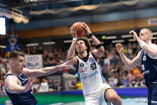 Jure Planinic (MBC, 44), Zacharie Perrin (Hamburg, 52), Collin Welp (MBC, 40), Syntainics MBC vs. Veolia Towers Hamburg, Basketball, 1. Bundesliga, Maenner, 29. Spieltag, Saison 2025 26, 10.04.2026. Weißenfels Stadthalle Sachsen-Anhalt Deutschland