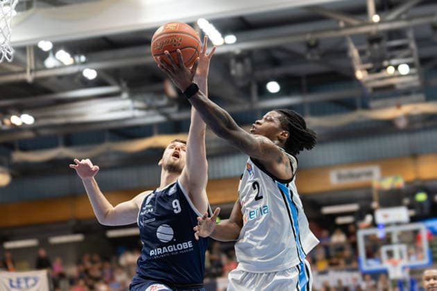 Kresimir Nikic (MBC. 9), Leonard Thorpe Jr. (Hamburg, 2), Syntainics MBC vs. Veolia Towers Hamburg, Basketball, 1. Bundesliga, Maenner, 29. Spieltag, Saison 2025 26, 10.04.2026. Weißenfels Stadthalle Sachsen-Anhalt Deutschland