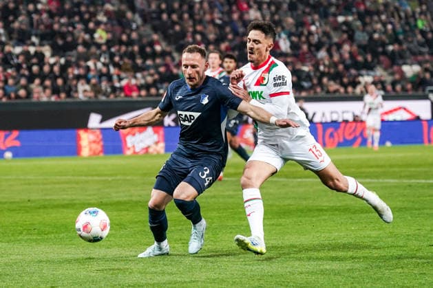 Fussball: Deutschland: 1. Bundesliga 2025 2026 - 29. Spieltag, 10.04.2026 - FC Augsburg vs. TSG Hoffenheim - WWK Arena (Augsburg, Deutschland); Vladimir Coufal (TSG Hoffenheim), Dimitrios Giannoulis (FC Augsburg) *** Soccer Germany 1 Bundesliga 2025 2026 Matchday 29, 10 04 2026 FC Augsburg vs TSG Hoffenheim WWK Arena Augsburg, Germany Vladimir Coufal TSG Hoffenheim , Dimitrios Giannoulis FC Augsburg Copyright: xLUKAxKOLANOVICx