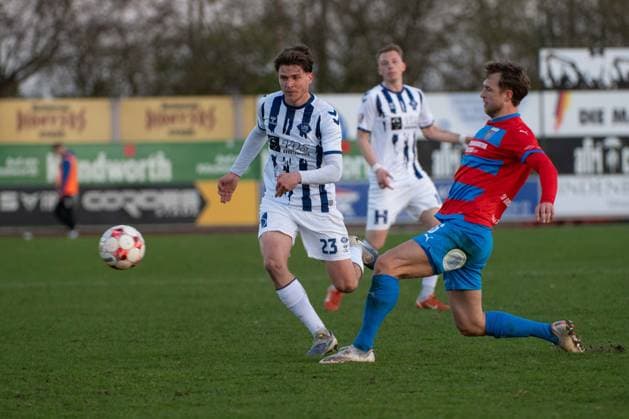 GER, Fussball, RLN, SV Drochtersen Assel vs VfB Oldenburg 10.04.2026, Kehdinger Stadion, Drochtersen, GER, RLN, SV Drochtersen Assel vs VfB Oldenburg, DFL regulations prohibit any use of photographs as image sequences and or quasi-video, im Bild Willem HOFFROGGE ( VfB Oldenburg 23 ) Matti STEINMANN ( SV Drochtersen Assel 6 ) *** GER, Soccer, RLN, SV Drochtersen Assel vs VfB Oldenburg 10 04 2026, Kehdinger Stadion, Drochtersen, GER, RLN, SV Drochtersen Assel vs VfB Oldenburg, DFL regulations prohibit any use of photographs as image sequences and or quasi video, im Bild Willem HOFFROGGE VfB Oldenburg 23 Matti STEINMANN SV Drochtersen Assel 6 nordphotoxgmbhx xRojahn nph00310