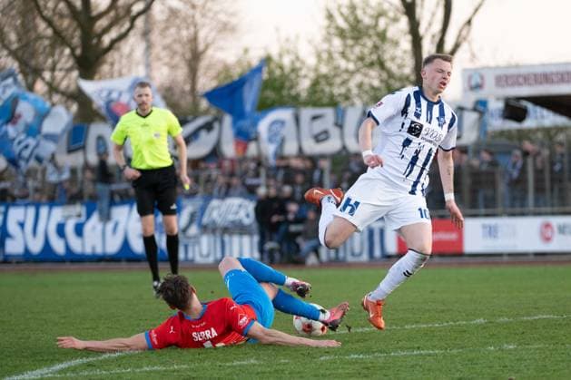 GER, Fussball, RLN, SV Drochtersen Assel vs VfB Oldenburg 10.04.2026, Kehdinger Stadion, Drochtersen, GER, RLN, SV Drochtersen Assel vs VfB Oldenburg, DFL regulations prohibit any use of photographs as image sequences and or quasi-video, im Bild Julian BOCCACCIO ( VfB Oldenburg 10 )Nikola SERRA ( SV Drochtersen Assel 4 ) *** GER, Soccer, RLN, SV Drochtersen Assel vs VfB Oldenburg 10 04 2026, Kehdinger Stadion, Drochtersen, GER, RLN, SV Drochtersen Assel vs VfB Oldenburg, DFL regulations prohibit any use of photographs as image sequences and or quasi video, pictured Julian BOCCACCIO VfB Oldenburg 10 Nikola SERRA SV Drochtersen Assel 4 nordphotoxgmbhx xRojahn nph00310