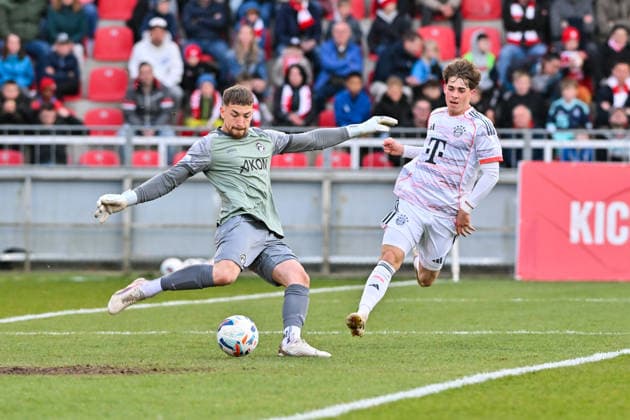 Regionalliga Bayern; FC Würzburger Kickers - FC Bayern München II; 10.04.2026 WÜRZBURG, DEUTSCHLAND - 10. APRIL: im Duell Nick GUTTENBERGER (Würzburger Kickers 12) und Maximilian SCHUHBAUER (FC Bayern München II 15) während dem Match zwischen dem FC Würzburger Kickers und den Amateuren des FC Bayern München am 28. Spieltag der Regionalliga Bayern in der AKON Arena *** Regionalliga Bayern FC Würzburger Kickers FC Bayern München II 10 04 2026 WÜRZBURG, GERMANY 10 APRIL in the duel Nick GUTTENBERGER Würzburger Kickers 12 and Maximilian SCHUHBAUER FC Bayern München II 15 during the match between FC Würzburger Kickers and the amateurs of FC Bayern München on matchday 28 of the Regionalliga Bayern at the AKON Arena Copyright: xBEAUTIFULxSPORTS Goldbergx