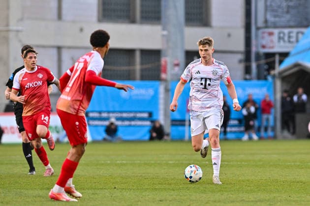 Regionalliga Bayern; FC Würzburger Kickers - FC Bayern München II; 10.04.2026 WÜRZBURG, DEUTSCHLAND - 10. APRIL: am Ball Guido DELLA ROVERE (FC Bayern München II 10) während dem Match zwischen dem FC Würzburger Kickers und den Amateuren des FC Bayern München am 28. Spieltag der Regionalliga Bayern in der AKON Arena *** Regionalliga Bayern FC Würzburger Kickers FC Bayern München II 10 04 2026 WÜRZBURG, GERMANY 10 APRIL on the ball Guido DELLA ROVERE FC Bayern München II 10 during the match between FC Würzburger Kickers and the amateurs of FC Bayern München on matchday 28 of the Regionalliga Bayern at the AKON Arena Copyright: xBEAUTIFULxSPORTS Goldbergx
