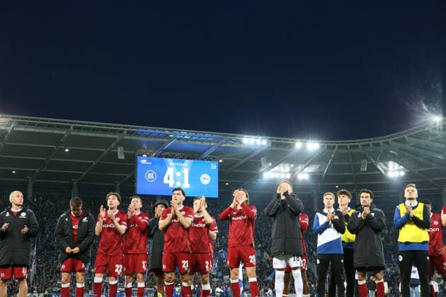 10.04.2026, xrekx, Fussball 2.Bundesliga, Karlsruher SC - Arminia Bielefeld v.l. Arminia Bieldefeld Manschaft bedankt bedanken sich bei den Fans, the player thanks the fans for their support (DFL DFB REGULATIONS PROHIBIT ANY USE OF PHOTOGRAPHS as IMAGE SEQUENCES and or QUASI-VIDEO) Karlsruhe *** 10 04 2026, xrekx, Fussball 2 Bundesliga, Karlsruher SC Arminia Bielefeld v l Arminia Bieldefeld Manschaft bedankkt sich dank sich bei den Fans, the player thanks the fans for their support DFL DFB REGULATIONS PROHIBIT ANY USE OF PHOTOGRAPHS as IMAGE SEQUENCES and or QUASI VIDEO Karlsruhe