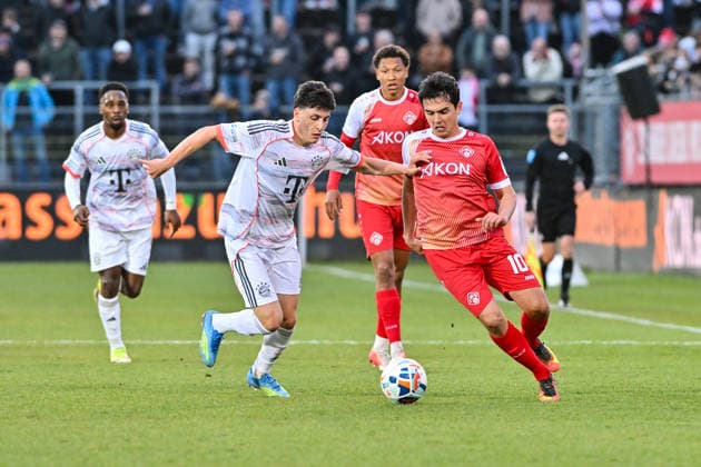 Regionalliga Bayern; FC Würzburger Kickers - FC Bayern München II; 10.04.2026 WÜRZBURG, DEUTSCHLAND - 10. APRIL: im Duell Deniz OFLI (FC Bayern München II 3) und Eroll ZEJNULLAHU (Würzburger Kickers 10) während dem Match zwischen dem FC Würzburger Kickers und den Amateuren des FC Bayern München am 28. Spieltag der Regionalliga Bayern in der AKON Arena *** Regionalliga Bayern FC Würzburger Kickers FC Bayern München II 10 04 2026 WÜRZBURG, GERMANY 10 APRIL Deniz OFLI FC Bayern München II 3 and Eroll ZEJNULLAHU Würzburger Kickers 10 during the match between FC Würzburger Kickers and the amateurs of FC Bayern München on matchday 28 of the Regionalliga Bayern at AKON Arena Copyright: xBEAUTIFULxSPORTS Goldbergx