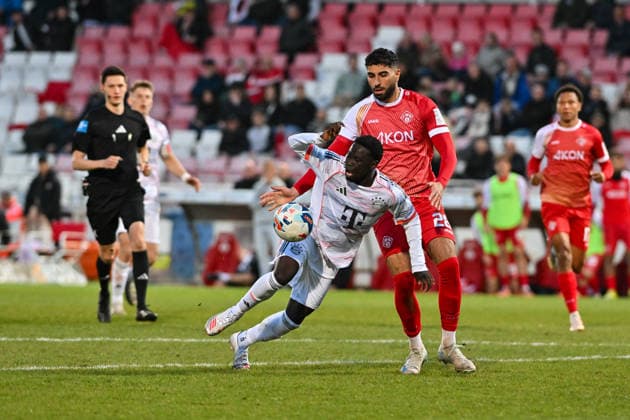 Regionalliga Bayern; FC Würzburger Kickers - FC Bayern München II; 10.04.2026 WÜRZBURG, DEUTSCHLAND - 10. APRIL: im Duell Bajung DARBOE (FC Bayern München II 7) und Ebrahim FARAHNAK (Würzburger Kickers 28) während dem Match zwischen dem FC Würzburger Kickers und den Amateuren des FC Bayern München am 28. Spieltag der Regionalliga Bayern in der AKON Arena *** Regionalliga Bayern FC Würzburger Kickers FC Bayern München II 10 04 2026 WÜRZBURG, GERMANY 10 APRIL in the duel Bajung DARBOE FC Bayern München II 7 and Ebrahim FARAHNAK Würzburger Kickers 28 during the match between FC Würzburger Kickers and the amateurs of FC Bayern München on matchday 28 of the Regionalliga Bayern at the AKON Arena Copyright: xBEAUTIFULxSPORTS Goldbergx