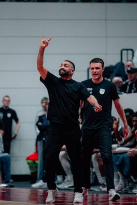 BB-2BL SBB Baskets - Uni Baskets Muenster Trainer Achmadschah Zazai (SBB Baskets) waehrend der Saison 2025-2026 in der 2. Barmer Basketball Bundesliga Pro A am 31. Spieltag zwischen SBB Baskets und Uni Baskets Muenster in der Wolfgang-Lakenmacher-Halle am 10. April 2026 in Magdeburg, Sachsen Anhalt, Deutschland *** BB 2BL SBB Baskets Uni Baskets Muenster Coach Achmadschah Zazai SBB Baskets during the 2025 2026 season in the 2 Barmer Basketball Bundesliga Pro A on matchday 31 between SBB Baskets and Uni Baskets Muenster at Wolfgang Lakenmacher Halle on April 10, 2026 in Magdeburg, Sachsen Anhalt, Germany