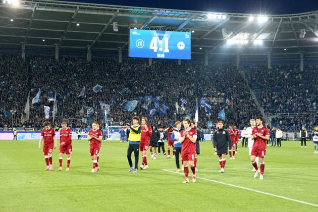 10.04.2026, xrekx, Fussball 2.Bundesliga, Karlsruher SC - Arminia Bielefeld v.l. Arminia Bieldefeld Manschaft bedankt bedanken sich bei den Fans, the player thanks the fans for their support Mael Corboz (Arminia Bielefeld) (DFL DFB REGULATIONS PROHIBIT ANY USE OF PHOTOGRAPHS as IMAGE SEQUENCES and or QUASI-VIDEO) Karlsruhe *** 10 04 2026, xrekx, Fussball 2 Bundesliga, Karlsruher SC Arminia Bielefeld v l Arminia Bieldefeld Manschaft bedankkt sich dank sich bei den Fans, the player thanks the fans for their support Mael Corboz Arminia Bielefeld DFL DFB REGULATIONS PROHIBIT ANY USE OF PHOTOGRAPHS as IMAGE SEQUENCES and or QUASI VIDEO Karlsruhe