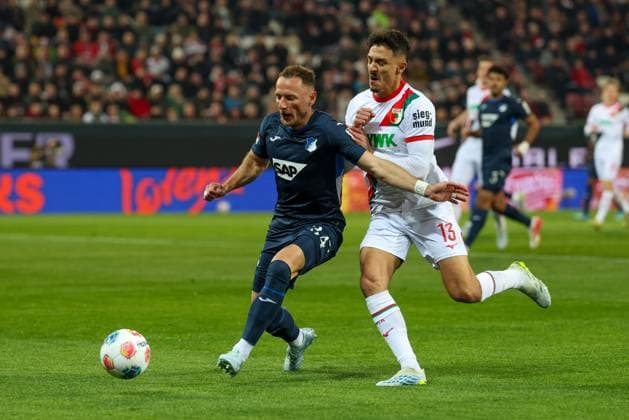 im Zweikampf, Aktion, mit Vladimir Coufal 34 (TSG 1899 Hoffenheim), Dimitrios Giannoulis 13 (FC Augsburg), FC Augsburg vs. TSG 1899 Hoffenheim, Fussball, 1. Bundesliga, 29. Spieltag, 10.04.2026 DFB regulations prohibit any use of photographs as image sequences and or quasi-video Augsburg Bayern Deutschland *** in duel, action, with Vladimir Coufal 34 TSG 1899 Hoffenheim , Dimitrios Giannoulis 13 FC Augsburg , FC Augsburg vs TSG 1899 Hoffenheim, Football, 1 Bundesliga, Matchday 29, 10 04 2026 DFB regulations prohibit any use of photographs as image sequences and or quasi video Augsburg Bayern Germany Copyright: xkolbert-press ChristianxKolbertx
