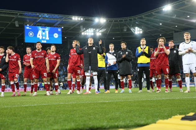 10.04.2026, xrekx, Fussball 2.Bundesliga, Karlsruher SC - Arminia Bielefeld v.l. Arminia Bieldefeld Manschaft bedankt bedanken sich bei den Fans, the player thanks the fans for their support (DFL DFB REGULATIONS PROHIBIT ANY USE OF PHOTOGRAPHS as IMAGE SEQUENCES and or QUASI-VIDEO) Karlsruhe *** 10 04 2026, xrekx, Fussball 2 Bundesliga, Karlsruher SC Arminia Bielefeld v l Arminia Bieldefeld Manschaft bedankkt sich dank sich bei den Fans, the player thanks the fans for their support DFL DFB REGULATIONS PROHIBIT ANY USE OF PHOTOGRAPHS as IMAGE SEQUENCES and or QUASI VIDEO Karlsruhe