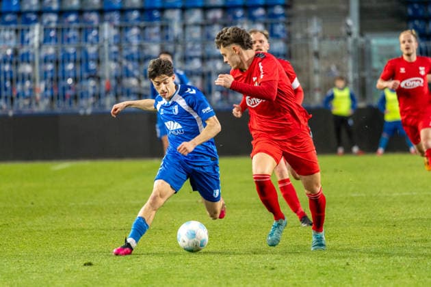 10.04.2026, Deutschland, Fussball, 1. FC Magdeburg U23 vs ZFC Meuselwitz, 29. Spieltag, Avnet-Arena, Saison 2025 2026 : Widmann Elisio (1. FC Magdeburg U23, 7) im Zweikampf gegen Nitschke Ben (ZFC Meuselwitz, 16) *** 10 04 2026, Germany, Soccer, 1 FC Magdeburg U23 vs ZFC Meuselwitz, Matchday 29, Avnet Arena, Season 2025 2026 Widmann Elisio 1 FC Magdeburg U23, 7 in duel against Nitschke Ben ZFC Meuselwitz, 16 Copyright: xMichellexLukax