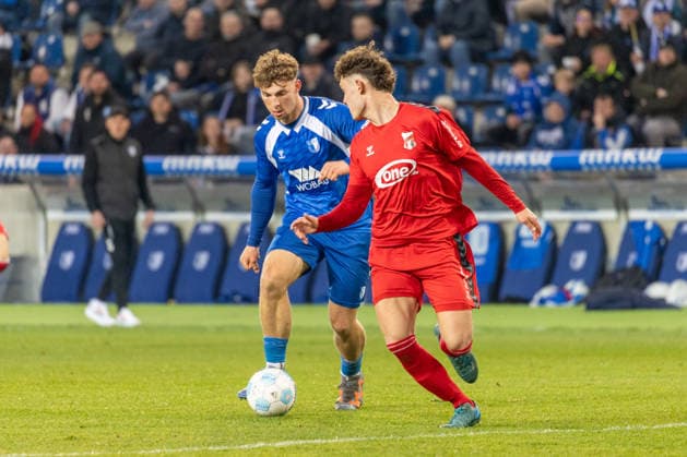 10.04.2026, Deutschland, Fussball, 1. FC Magdeburg U23 vs ZFC Meuselwitz, 29. Spieltag, Avnet-Arena, Saison 2025 2026 : Frenzel Joonas Joachim Peter (1. FC Magdeburg U23, 9) im Zweikampf gegen Nitschke Ben (ZFC Meuselwitz, 16) *** 10 04 2026, Germany, Soccer, 1 FC Magdeburg U23 vs ZFC Meuselwitz, Matchday 29, Avnet Arena, Season 2025 2026 Frenzel Joonas Joachim Peter 1 FC Magdeburg U23, 9 in duel against Nitschke Ben ZFC Meuselwitz, 16 Copyright: xMichellexLukax