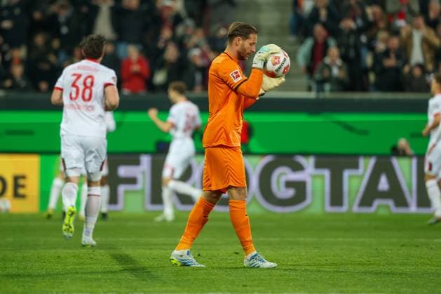 enttaeuschung bei Oliver Baumann 1 (TSG 1899 Hoffenheim) nach dem Tor zum 1:0, FC Augsburg vs. TSG 1899 Hoffenheim, Fussball, 1. Bundesliga, 29. Spieltag, 10.04.2026 DFB regulations prohibit any use of photographs as image sequences and or quasi-video Augsburg Bayern Deutschland *** disappointment at Oliver Baumann 1 TSG 1899 Hoffenheim after the goal for 1 0, FC Augsburg vs TSG 1899 Hoffenheim, Fußball, 1 Bundesliga, 29 Spieltag, 10 04 2026 DFB regulations prohibit any use of photographs as image sequences and or quasi video Augsburg Bayern Germany Copyright: xkolbert-press ChristianxKolbertx