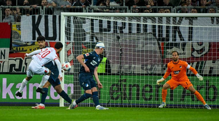 10.04.2026, xemx, Fussball 1.Bundesliga, FC Augsburg - TSG Hoffenheim v.l. Alexis Claude-Maurice (FC Augsburg) Goal scored, erziehlt das Tor zum 1:0 Oliver Baumann (TSG Hoffenheim) kann nicht halten (DFL DFB REGULATIONS PROHIBIT ANY USE OF PHOTOGRAPHS as IMAGE SEQUENCES and or QUASI-VIDEO) Augsburg *** 10 04 2026, xemx, Fussball 1 Bundesliga, FC Augsburg TSG Hoffenheim v l Alexis Claude Maurice FC Augsburg Goal scored, erziehlt das Tor zum 1 0 Oliver Baumann TSG Hoffenheim kann nicht halten DFL DFB REGULATIONS PROHIBIT ANY USE OF PHOTOGRAPHS as IMAGE SEQUENCES and or QUASI VIDEO Augsburg