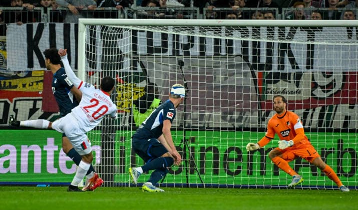 10.04.2026, xemx, Fussball 1.Bundesliga, FC Augsburg - TSG Hoffenheim v.l. Alexis Claude-Maurice (FC Augsburg) Goal scored, erziehlt das Tor zum 1:0 Oliver Baumann (TSG Hoffenheim) kann nicht halten (DFL DFB REGULATIONS PROHIBIT ANY USE OF PHOTOGRAPHS as IMAGE SEQUENCES and or QUASI-VIDEO) Augsburg *** 10 04 2026, xemx, Fussball 1 Bundesliga, FC Augsburg TSG Hoffenheim v l Alexis Claude Maurice FC Augsburg Goal scored, erziehlt das Tor zum 1 0 Oliver Baumann TSG Hoffenheim kann nicht halten DFL DFB REGULATIONS PROHIBIT ANY USE OF PHOTOGRAPHS as IMAGE SEQUENCES and or QUASI VIDEO Augsburg