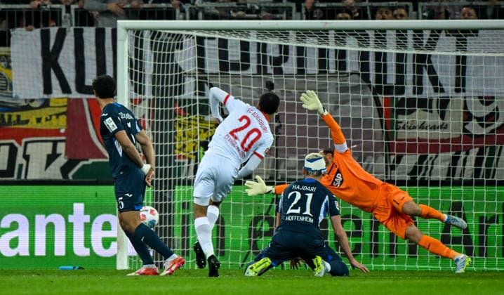 10.04.2026, xemx, Fussball 1.Bundesliga, FC Augsburg - TSG Hoffenheim v.l. Alexis Claude-Maurice (FC Augsburg) Goal scored, erziehlt das Tor zum 1:0 Oliver Baumann (TSG Hoffenheim) kann nicht halten (DFL DFB REGULATIONS PROHIBIT ANY USE OF PHOTOGRAPHS as IMAGE SEQUENCES and or QUASI-VIDEO) Augsburg *** 10 04 2026, xemx, Fussball 1 Bundesliga, FC Augsburg TSG Hoffenheim v l Alexis Claude Maurice FC Augsburg Goal scored, erziehlt das Tor zum 1 0 Oliver Baumann TSG Hoffenheim kann nicht halten DFL DFB REGULATIONS PROHIBIT ANY USE OF PHOTOGRAPHS as IMAGE SEQUENCES and or QUASI VIDEO Augsburg