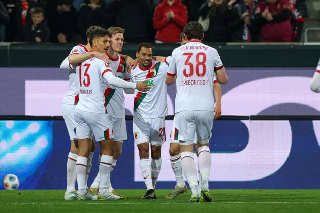 die Mannschaft freut sich ueber das Tor von Alexis Claude-Maurice 20 (FC Augsburg) zum 1:0, FC Augsburg vs. TSG 1899 Hoffenheim, Fussball, 1. Bundesliga, 29. Spieltag, 10.04.2026 DFB regulations prohibit any use of photographs as image sequences and or quasi-video Augsburg Bayern Deutschland *** the team celebrates Alexis Claude Maurice 20 FC Augsburgs goal for 1 0, FC Augsburg vs TSG 1899 Hoffenheim, Fußball, 1 Bundesliga, 29 Spieltag, 10 04 2026 DFB regulations prohibit any use of photographs as image sequences and or quasi video Augsburg Bayern Germany Copyright: xkolbert-press ChristianxKolbertx