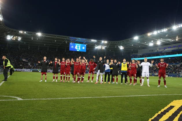 10.04.2026, xrekx, Fussball 2.Bundesliga, Karlsruher SC - Arminia Bielefeld v.l. Arminia Bieldefeld Manschaft bedankt bedanken sich bei den Fans, the player thanks the fans for their support (DFL DFB REGULATIONS PROHIBIT ANY USE OF PHOTOGRAPHS as IMAGE SEQUENCES and or QUASI-VIDEO) Karlsruhe *** 10 04 2026, xrekx, Fussball 2 Bundesliga, Karlsruher SC Arminia Bielefeld v l Arminia Bieldefeld Manschaft bedankkt sich dank sich bei den Fans, the player thanks the fans for their support DFL DFB REGULATIONS PROHIBIT ANY USE OF PHOTOGRAPHS as IMAGE SEQUENCES and or QUASI VIDEO Karlsruhe