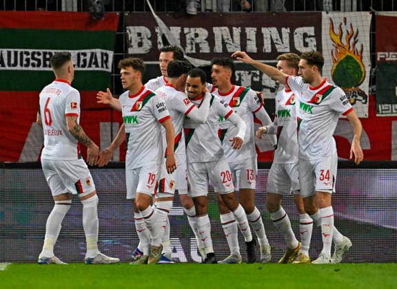 10.04.2026, Fussball 1. Bundesliga 2025 2026, 29.Spieltag, FC Augsburg - TSG 1899 Hoffenheim, in der WWK-Arena Augsburg. Torjubel um den Torschützen Alexis Julian Claude-Maurice (FC Augsburg) ***DFL and DFB regulations prohibit any use of photographs as image sequences and or quasi-video.*** *** 10 04 2026, Soccer 1 Bundesliga 2025 2026, Matchday 29, FC Augsburg TSG 1899 Hoffenheim, in the WWK Arena Augsburg Goal celebration around the goal scorer Alexis Julian Claude Maurice FC Augsburg DFL and DFB regulations prohibit any use of photographs as image sequences and or quasi video