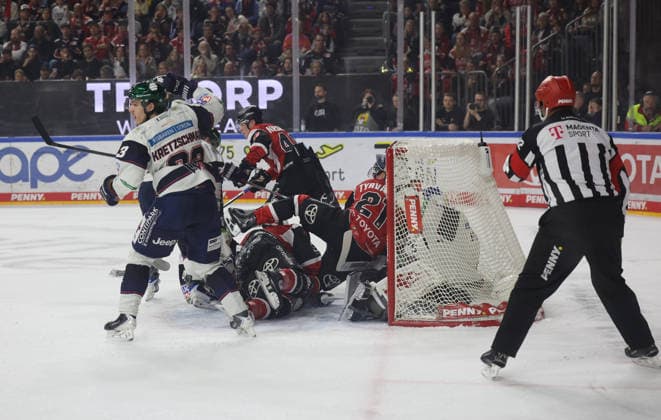 Grosses Gerangel vor dem Berliner Tor v.l. Moritz Kretzschmar (Eisbaeren Berlin 83), Kevin Niedenz (Koelner Haie, 46), Juhani Tyrväinen (Koelner Haie, 21), Jonas Stettmer (Eisbaeren Berlin 01) Koelner Haie vs. Eisbaeren Berlin, Eishockey, DEL, Playoffs, Halbfinale Spiel 2, Spielzeit 2025 2026, 10.04.2026 Koelner Haie vs. Eisbaeren Berlin, Eishockey, DEL, Playoffs, Halbfinale Spiel 2, Spielzeit 2025 2026, 10.04.2026 Koeln *** Big scramble in front of the Berlin goal f l Moritz Kretzschmar Eisbaeren Berlin 83 , Kevin Niedenz Koelner Haie, 46 , Juhani Tyrväinen Koelner Haie, 21 , Jonas Stettmer Eisbaeren Berlin 01 Koelner Haie vs Eisbaeren Berlin, Ice Hockey, DEL, Playoffs, Semifinal Game 2, Season 2025 2026, 10 04 2026 Koelner Haie vs Eisbaeren Berlin, Ice Hockey, DEL, Playoffs, Semifinal Game 2, Season 2025 2026, 10 04 2026 Koeln Copyright: xEibner-Pressefotox xThomasxStoecx EP_TSR