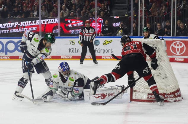 v.l. Moritz Kretzschmar (Eisbaeren Berlin 83), Jonas Stettmer (Eisbaeren Berlin 01), haelt den schuss von Moritz Mueller (Koelner Haie, 91) Koelner Haie vs. Eisbaeren Berlin, Eishockey, DEL, Playoffs, Halbfinale Spiel 2, Spielzeit 2025 2026, 10.04.2026 Koelner Haie vs. Eisbaeren Berlin, Eishockey, DEL, Playoffs, Halbfinale Spiel 2, Spielzeit 2025 2026, 10.04.2026 Koeln *** v l Moritz Kretzschmar Eisbaeren Berlin 83 , Jonas Stettmer Eisbaeren Berlin 01 , holds the shot of Moritz Mueller Koelner Haie, 91 Koelner Haie vs Eisbaeren Berlin, Ice Hockey, DEL, Playoffs, Semifinal Game 2, Season 2025 2026, 10 04 2026 Koelner Haie vs Eisbaeren Berlin, Ice Hockey, DEL, Playoffs, Semifinal Game 2, Season 2025 2026, 10 04 2026 Koeln Copyright: xEibner-Pressefotox xThomasxStoecx EP_TSR