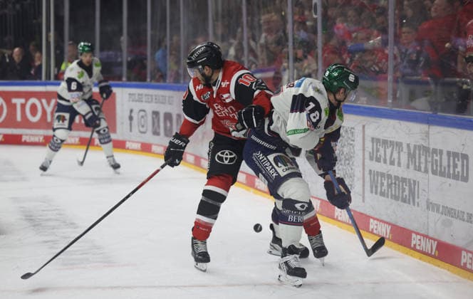 v.l. Tanner Kero (Koelner Haie, 10), Jonas Mueller (Eisbaeren Berlin 18), im Hintergrund Kai Wissmann (Eisbaeren Berlin 06) Koelner Haie vs. Eisbaeren Berlin, Eishockey, DEL, Playoffs, Halbfinale Spiel 2, Spielzeit 2025 2026, 10.04.2026 Koelner Haie vs. Eisbaeren Berlin, Eishockey, DEL, Playoffs, Halbfinale Spiel 2, Spielzeit 2025 2026, 10.04.2026 Koeln *** f l Tanner Kero Koelner Haie, 10 , Jonas Mueller Eisbaeren Berlin 18 , in the background Kai Wissmann Eisbaeren Berlin 06 Koelner Haie vs Eisbaeren Berlin, Ice Hockey, DEL, Playoffs, Semifinal Game 2, Season 2025 2026, 10 04 2026 Koelner Haie vs Eisbaeren Berlin, Ice Hockey, DEL, Playoffs, Semifinal Game 2, Season 2025 2026, 10 04 2026 Koeln Copyright: xEibner-Pressefotox xThomasxStoecx EP_TSR