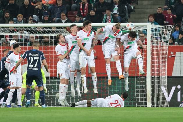 Freistoss von Andrej Kramaric 27 (TSG 1899 Hoffenheim) auf die Augsburger Mauer, Arthur Chaves 34 (FC Augsburg), Jeffrey Gouweleeuw 6 (FC Augsburg), Cedric Zesiger 16 FC Augsbburg), Marius Wolf 27 (FC Augsburg), Michael Gregoritsch (FC Augsburg), Alexis Claude-Maurice 20 (FC Augsburg), FC Augsburg vs. TSG 1899 Hoffenheim, Fussball, 1. Bundesliga, 29. Spieltag, 10.04.2026 DFB regulations prohibit any use of photographs as image sequences and or quasi-video Augsburg Bayern Deutschland *** Free kick by Andrej Kramaric 27 TSG 1899 Hoffenheim on the Augsburg wall, Arthur Chaves 34 FC Augsburg , Jeffrey Gouweleeuw 6 FC Augsburg , Cedric Zesiger 16 FC Augsbburg , Marius Wolf 27 FC Augsburg , Michael Gregoritsch FC Augsburg , Alexis Claude Maurice 20 FC Augsburg , FC Augsburg vs TSG 1899 Hoffenheim, Football, 1 Bundesliga, Matchday 29, 10 04 2026 DFB regulations prohibit any use of photographs as image sequences and or quasi video Augsburg Bayern Germany Copyright: xkolbert-press ChristianxKolbertx