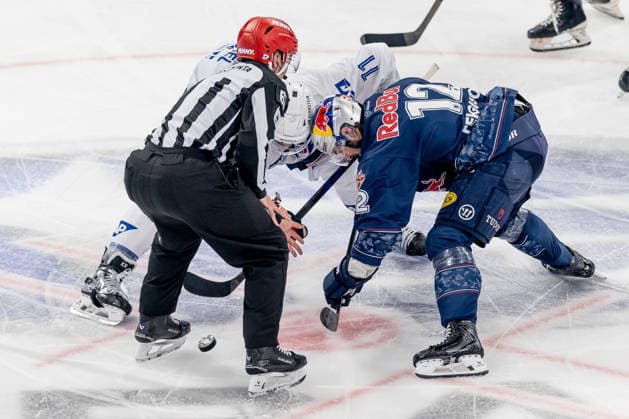Linesperson Markus Merk fuehrt ein Bully Faceoff aus zwischen Kristian Reichel (Adler Mannheim, 11) und Brady Ferguson (EHC Red Bull Muenchen, 12) GER, EHC Red Bull Muenchen vs. Adler Mannheim, Eishockey, DEL, Playoffs, Halbfinale Spiel 2, Saison 2025 2026, 10.04.2026. GER, EHC Red Bull Muenchen vs. Adler Mannheim, Eishockey, DEL, Playoffs, Halbfinale Spiel 2, Saison 2025 2026, 10.04.2026. Muenchen *** Linesman Markus Merk conducts a faceoff between Kristian Reichel Adler Mannheim, 11 and Brady Ferguson EHC Red Bull Muenchen, 12 GER, EHC Red Bull Muenchen vs Adler Mannheim, Ice Hockey, DEL, Playoffs, Semifinal Game 2, 2025 2026 Season, 10 04 2026 GER, EHC Red Bull Muenchen vs Adler Mannheim, Ice Hockey, DEL, Playoffs, Semifinal Game 2, 2025 2026 Season, 10 04 2026 Muenchen Copyright: xEibner-Pressefoto HeikexFeinerx EP_HFR