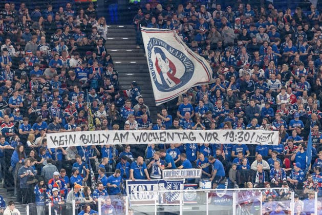 Die Mannheimer Fans mit einem Statement per Spruchban Transparent Banner: Kein Bully am Wochentag vor 19:30 Uhr GER, EHC Red Bull Muenchen vs. Adler Mannheim, Eishockey, DEL, Playoffs, Halbfinale Spiel 2, Saison 2025 2026, 10.04.2026. GER, EHC Red Bull Muenchen vs. Adler Mannheim, Eishockey, DEL, Playoffs, Halbfinale Spiel 2, Saison 2025 2026, 10.04.2026. Muenchen *** The Mannheim fans with a statement via banner banner No bully on weekday before 7.30 pm GER, EHC Red Bull Muenchen vs Adler Mannheim, Ice Hockey, DEL, Playoffs, Semi-final game 2, 2025 2026 season, 10 04 2026 GER, EHC Red Bull Muenchen vs Adler Mannheim, Ice Hockey, DEL, Playoffs, Semi-final game 2, 2025 2026 season, 10 04 2026 Muenchen Copyright: xEibner-Pressefoto HeikexFeinerx EP_HFR
